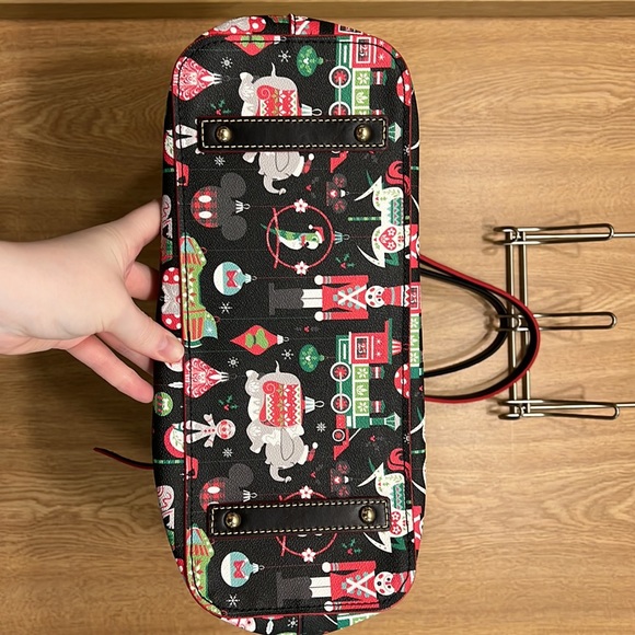 Disney Dooney & Bourke 2018 Passholder Christmas Holiday Tote - Picture 4 of 7